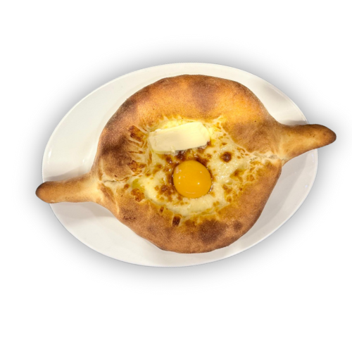 Kepta duona su kiaušiniu ir sviestu baltoje ovalioje lėkštėje