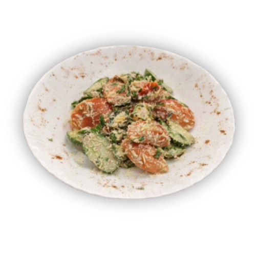 Baltame keraminiame dubenyje salotų mišinys su agurkų riekelėmis, vyšniniais pomidorais