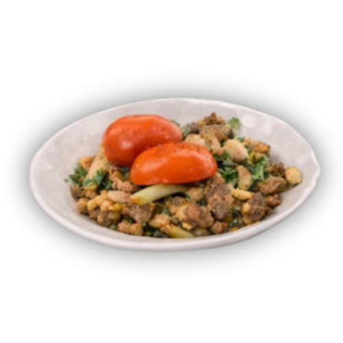 Baltos keraminės lėkštės patiekalas su smulkintais rudais ingredientais, geltonais kukurūzais