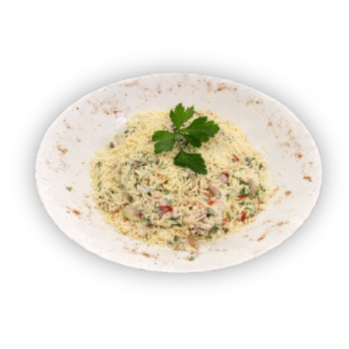 Baltoje keraminėje lėkštėje patiektas geltonų tarkuotų gabalėlių mišinys su žaliomis žolelėmis ir