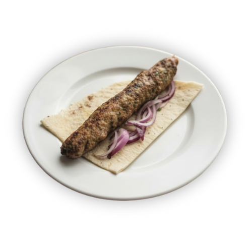 Ant paplotėlio padėta ant grotelių kepta mėsa su raudonųjų svogūnų griežinėliais, baltoje