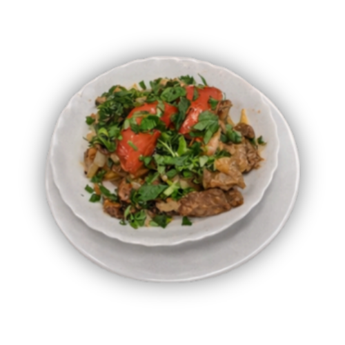 Baltas keramikinis lėkštės patiekalas su smulkintais virtais ingredientais, pomidorais ir žolelėmis