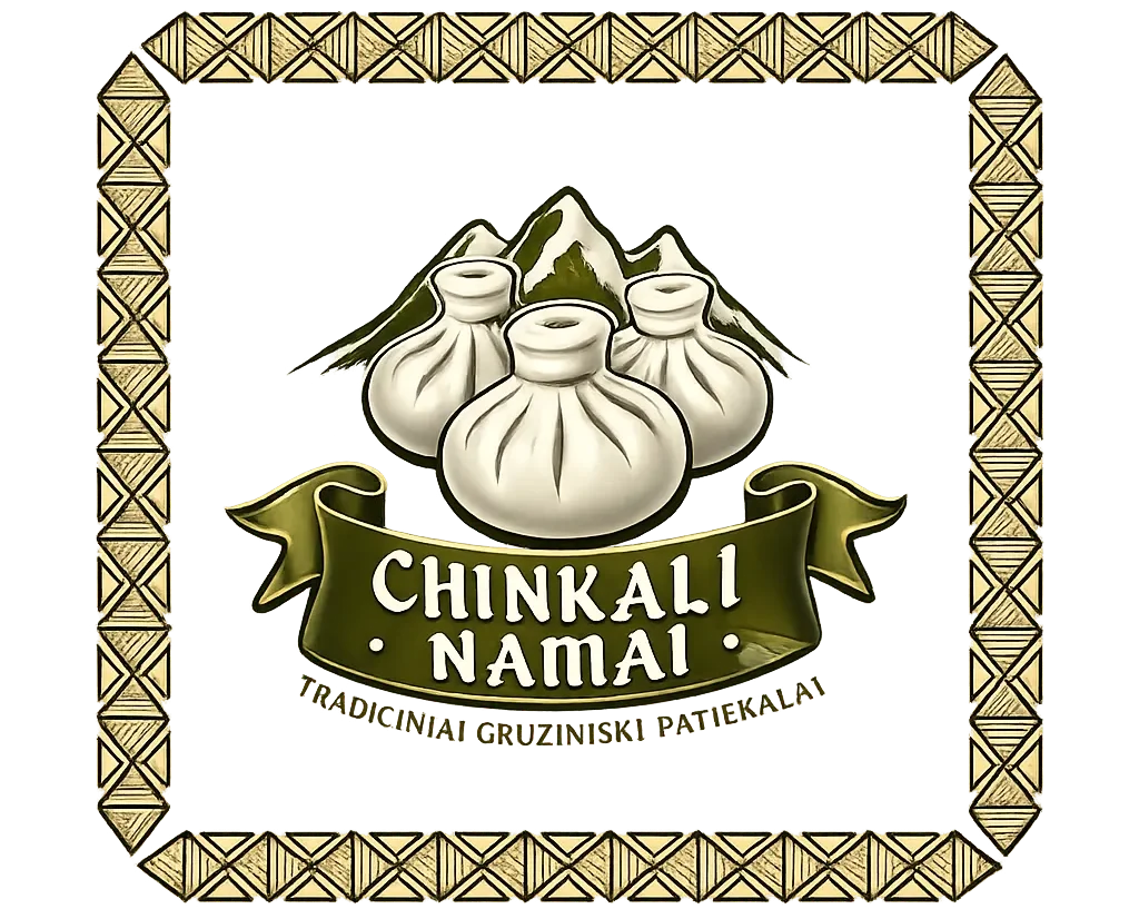 Trys balti koldūnai su klostuotais viršūnėmis kalnų iliustracijos fone, žalia juosta su