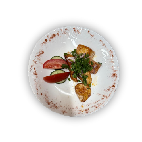 Balta keraminė lėkštė su banguotu kraštu ir prieskonių pabarstymu, joje patiekti apskrudintos